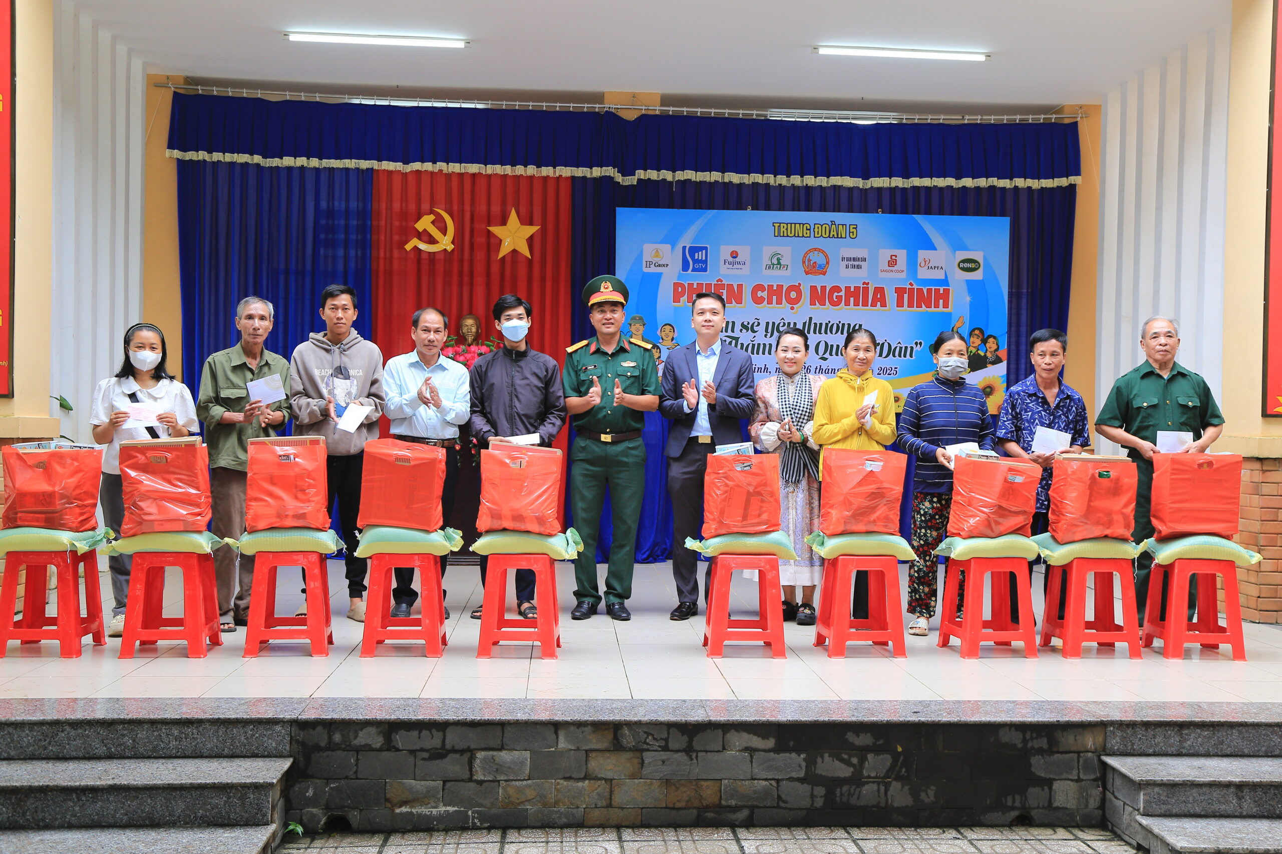 Ông Trần Kinh Lợi, Phó Giám đốc Công ty Cổ phần Đầu tư Thương mại Quốc tế Sài Gòn Thiên Vương tặng quà cho các gia đình chính sách