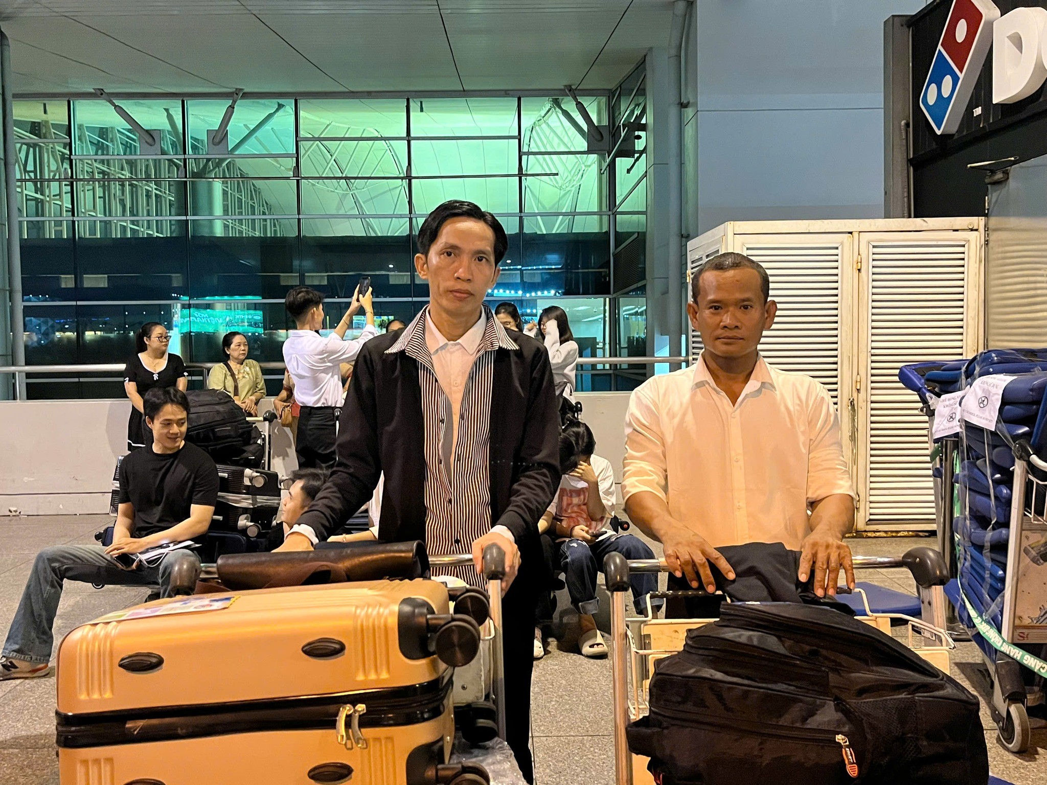 Hai bạn nam xuất cảnh