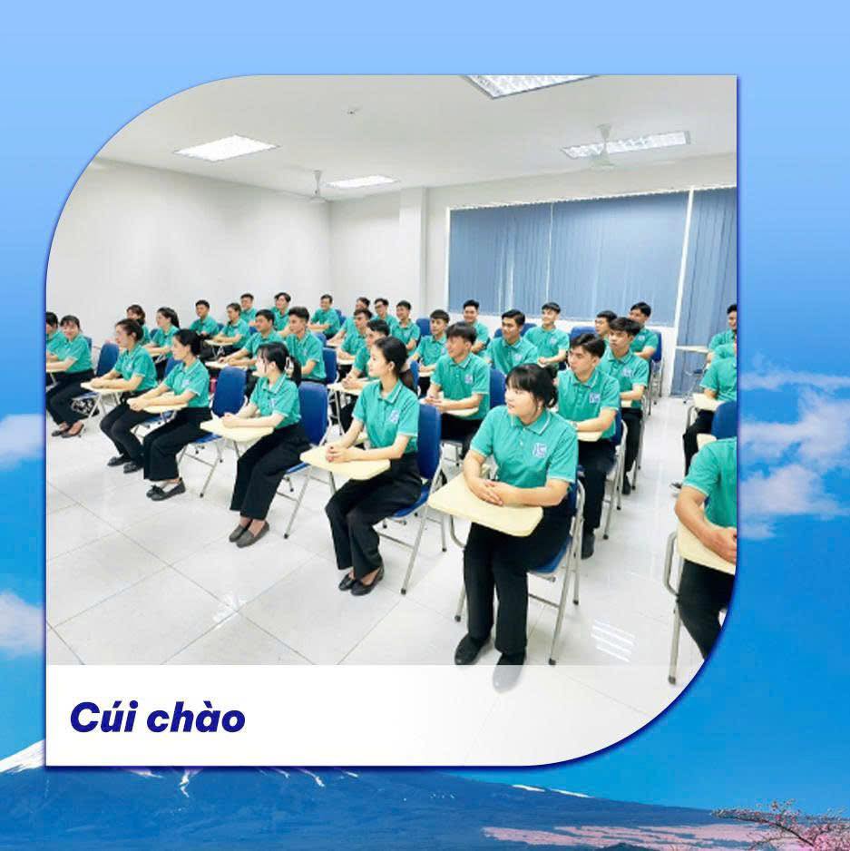 Các bạn học viên học cách chào hỏi