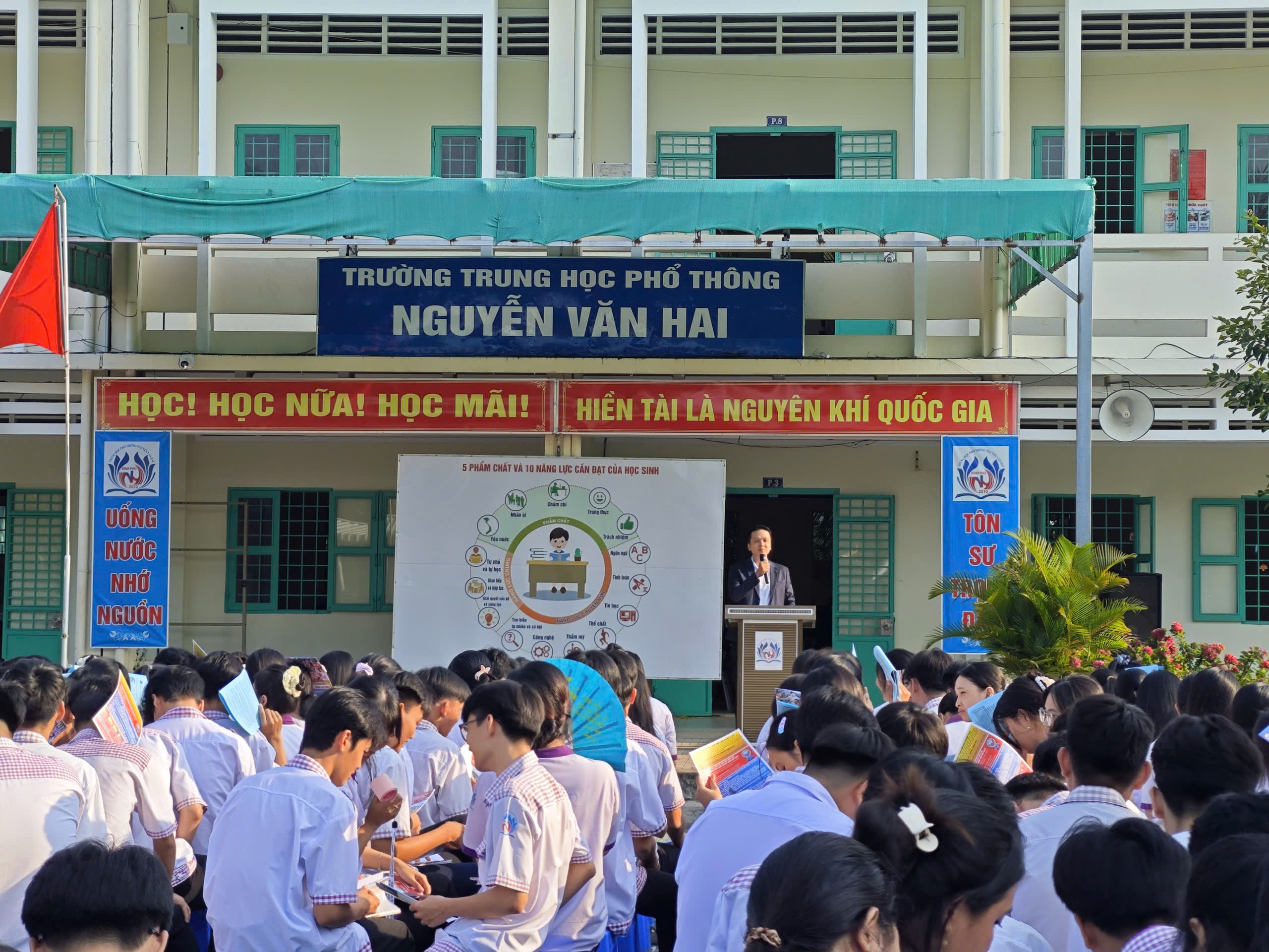 Ban lãnh đạo công ty chia sẽ thông tin chương trình " Tiếp Bước Thanh Niên Khởi Nghiệp "