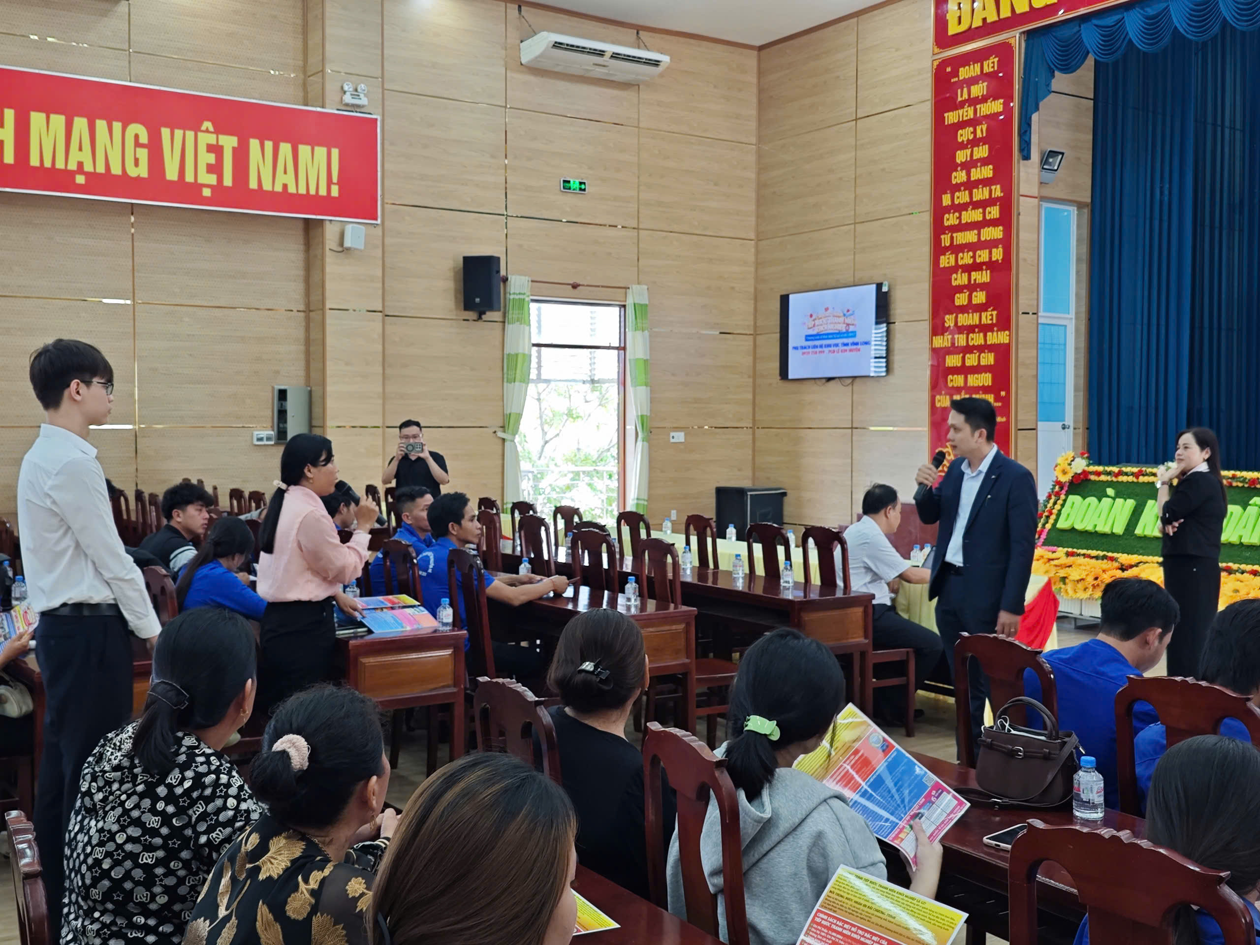 Đại diện công ty giải đáp thắc mắc về chương trình